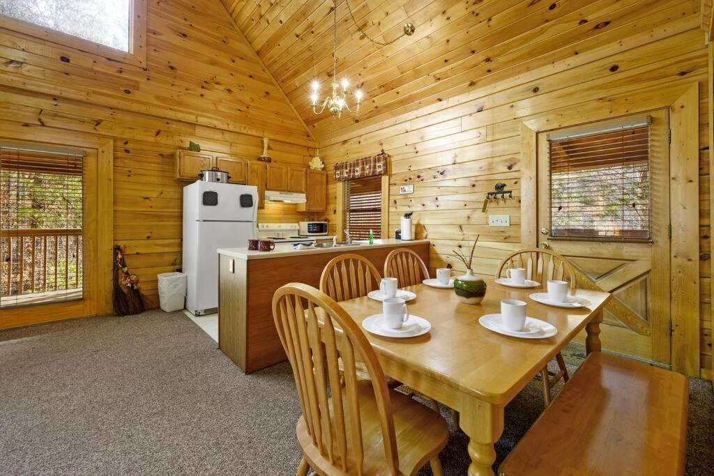 Beautiful 2 Bed Cabin With Hot Tub And Resort Pool Sevierville Exterior foto