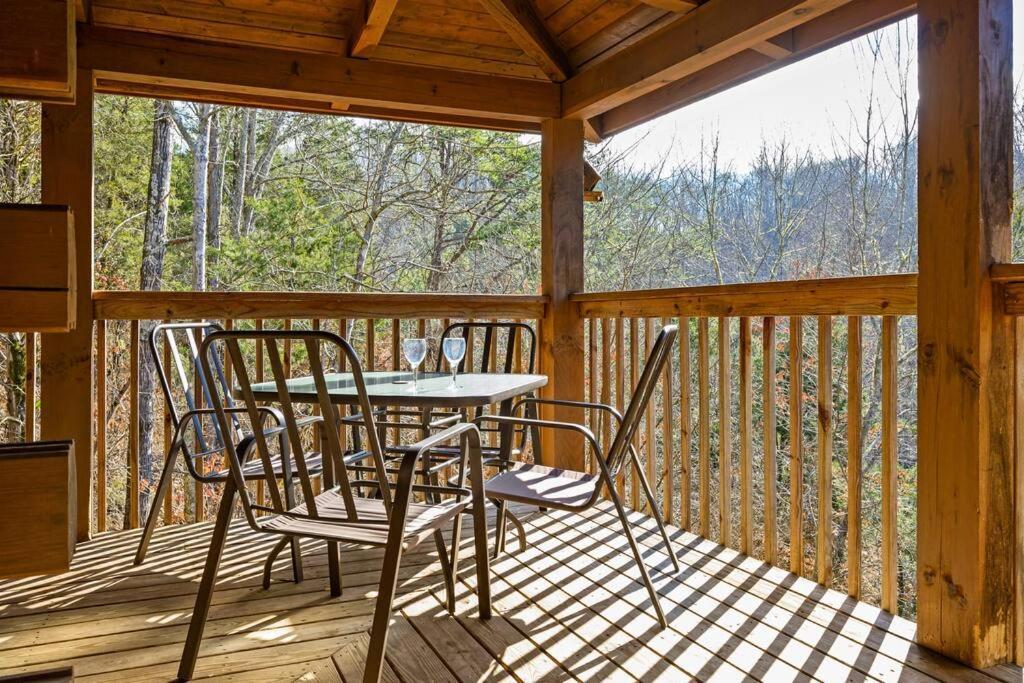 Beautiful 2 Bed Cabin With Hot Tub And Resort Pool Sevierville Exterior foto