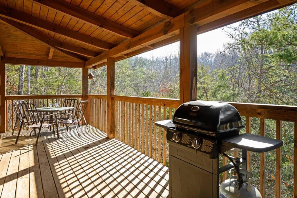 Beautiful 2 Bed Cabin With Hot Tub And Resort Pool Sevierville Exterior foto