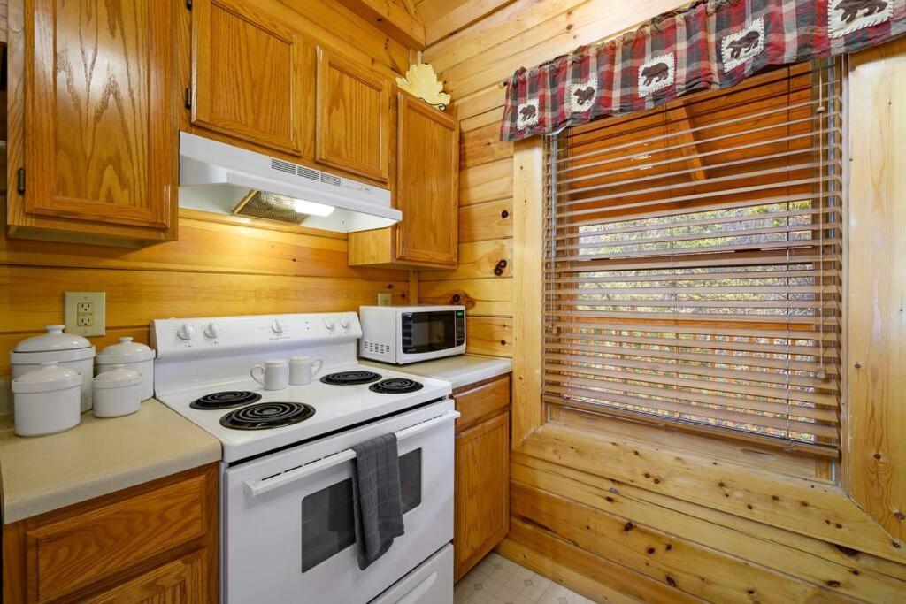 Beautiful 2 Bed Cabin With Hot Tub And Resort Pool Sevierville Exterior foto