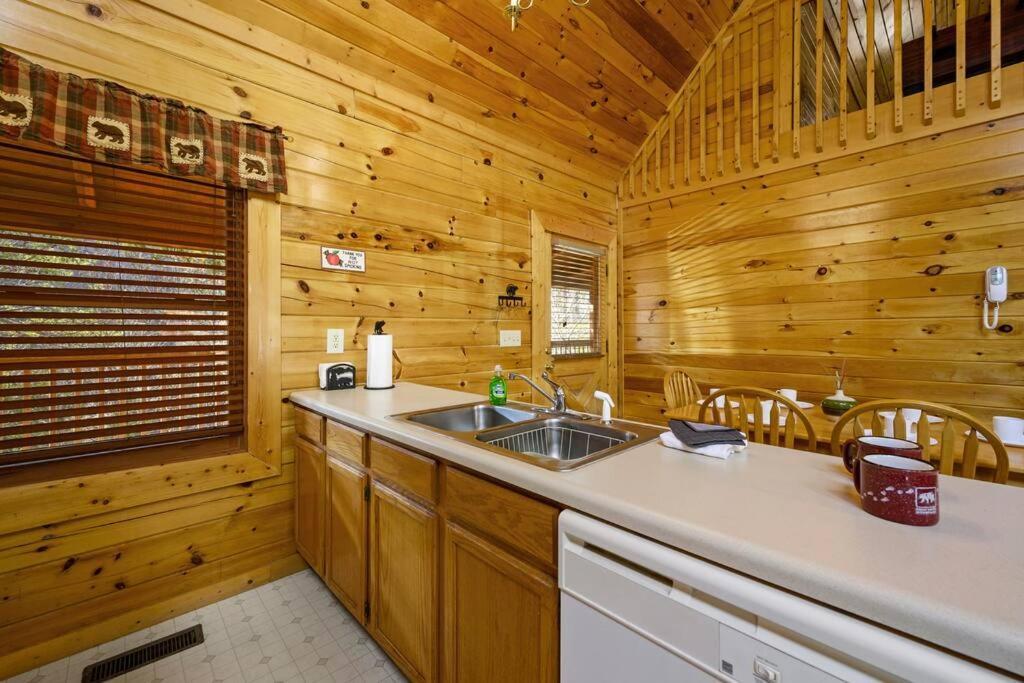 Beautiful 2 Bed Cabin With Hot Tub And Resort Pool Sevierville Exterior foto