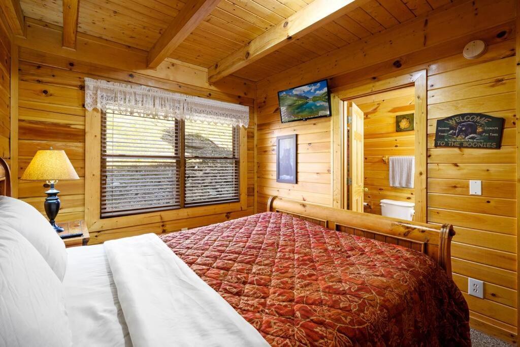 Beautiful 2 Bed Cabin With Hot Tub And Resort Pool Sevierville Exterior foto