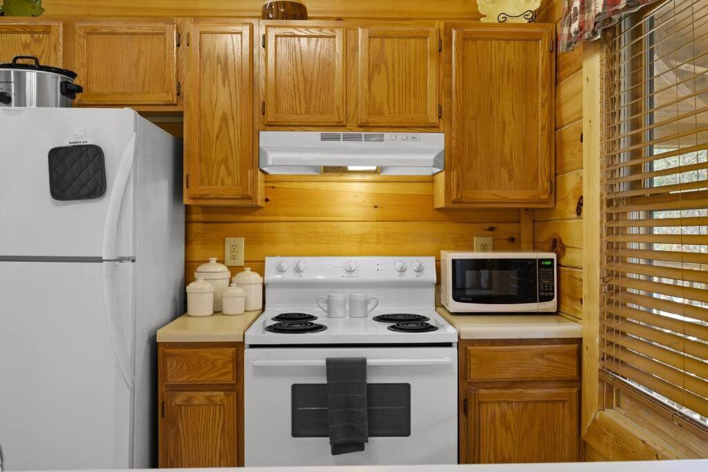 Beautiful 2 Bed Cabin With Hot Tub And Resort Pool Sevierville Exterior foto