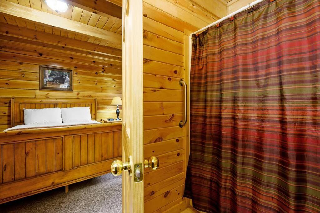 Beautiful 2 Bed Cabin With Hot Tub And Resort Pool Sevierville Exterior foto