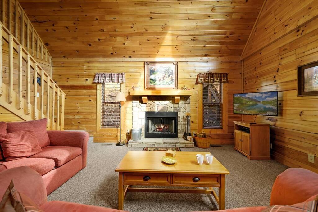 Beautiful 2 Bed Cabin With Hot Tub And Resort Pool Sevierville Exterior foto