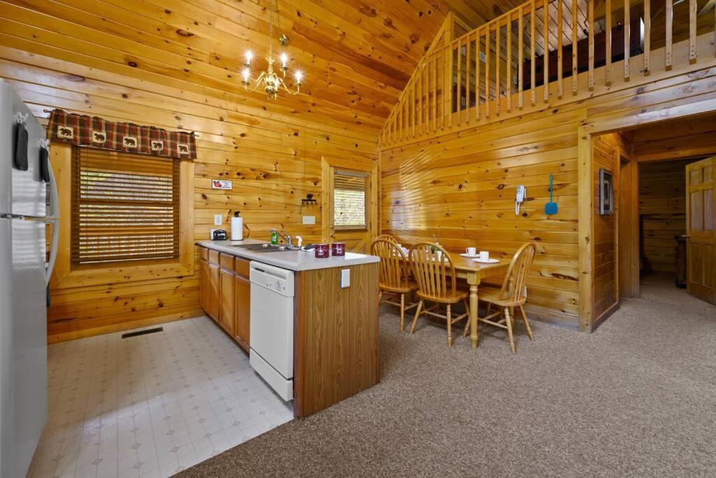 Beautiful 2 Bed Cabin With Hot Tub And Resort Pool Sevierville Exterior foto