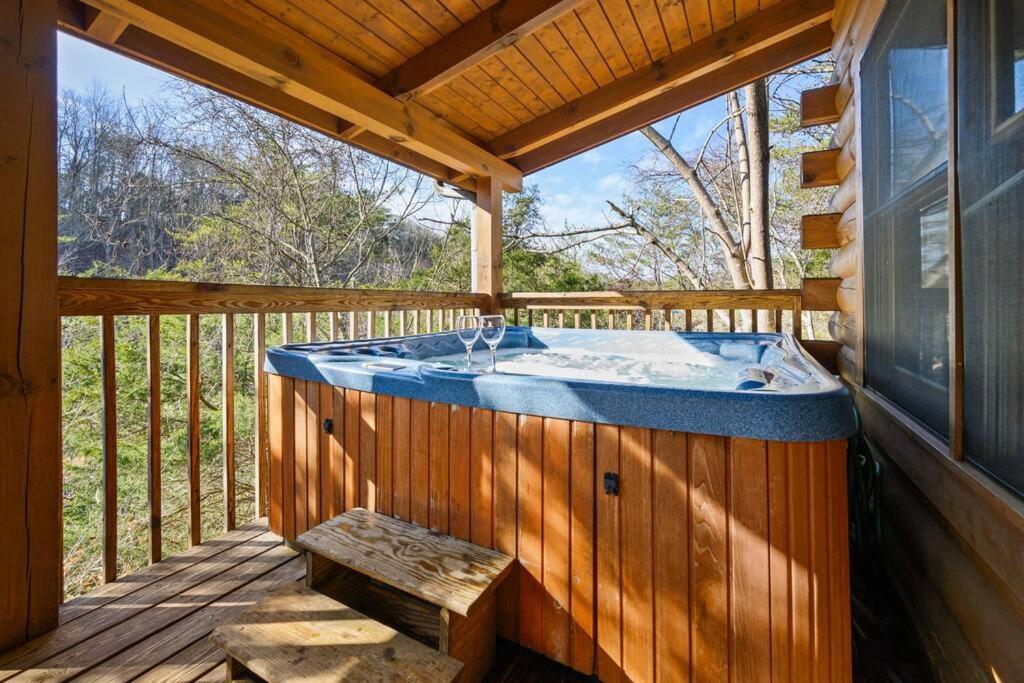 Beautiful 2 Bed Cabin With Hot Tub And Resort Pool Sevierville Exterior foto
