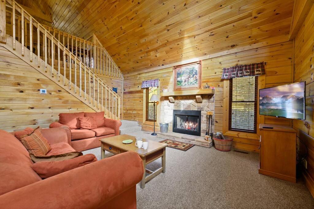 Beautiful 2 Bed Cabin With Hot Tub And Resort Pool Sevierville Exterior foto
