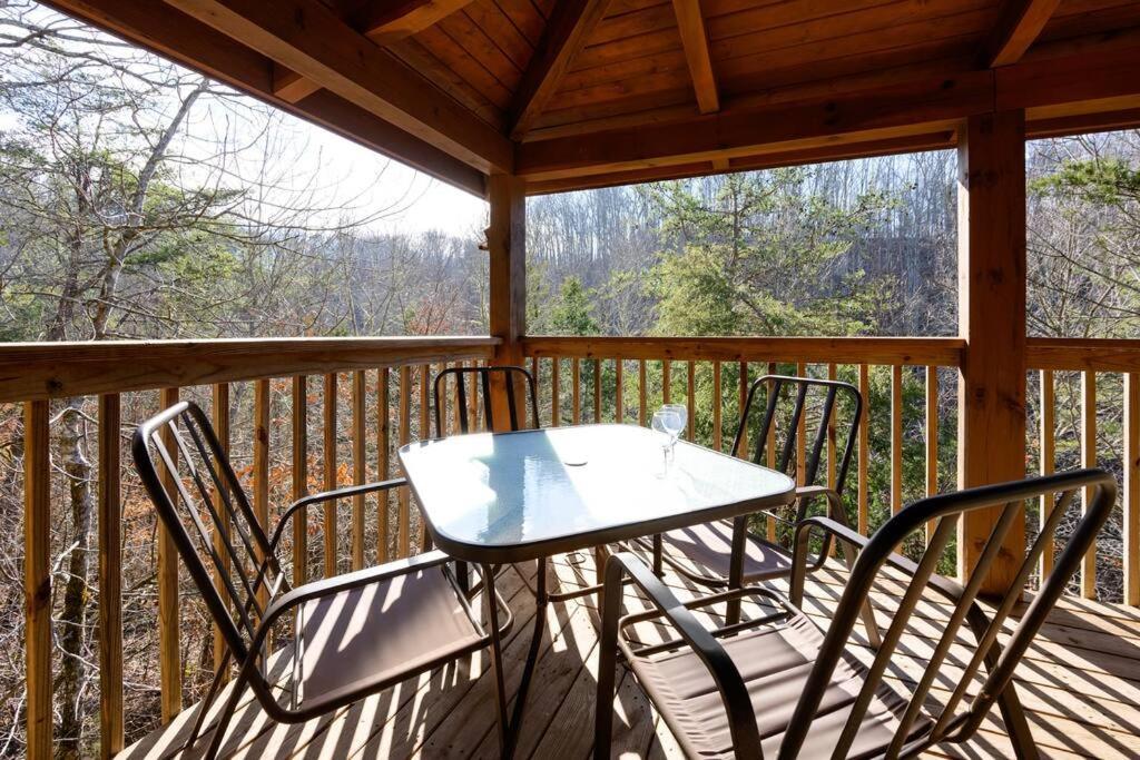 Beautiful 2 Bed Cabin With Hot Tub And Resort Pool Sevierville Exterior foto