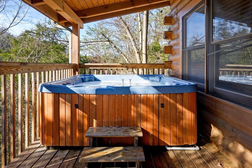 Beautiful 2 Bed Cabin With Hot Tub And Resort Pool Sevierville Exterior foto