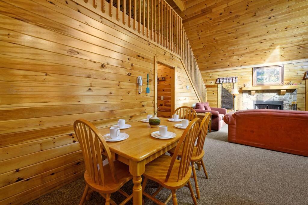 Beautiful 2 Bed Cabin With Hot Tub And Resort Pool Sevierville Exterior foto
