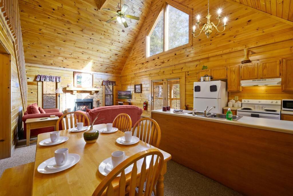 Beautiful 2 Bed Cabin With Hot Tub And Resort Pool Sevierville Exterior foto